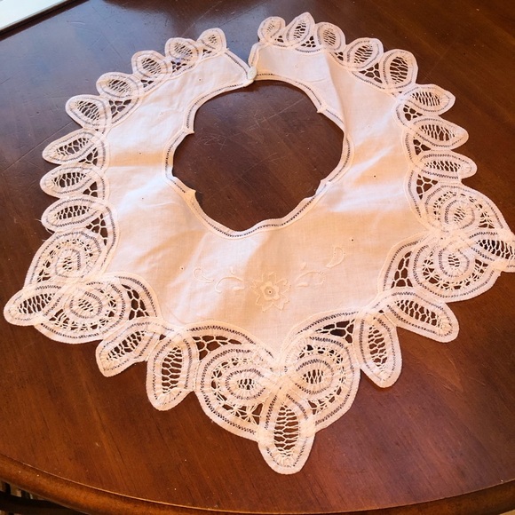 Elegant White Lace Collar - Picture 5 of 6